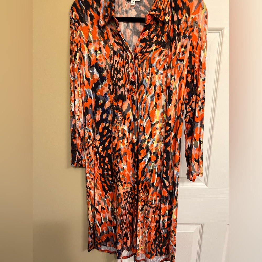 Cabi size M dress in great condition. Comes with belt. Beautiful fall co…